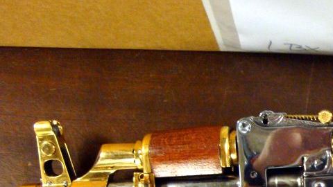 Un AK-47 bañado en oro fue decomisado a uno de los detenidos durante la redada contra la pandilla de la Calle 18 en Los Ángeles.