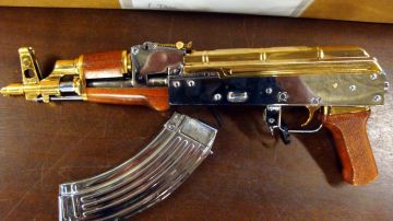 Un AK-47 bañado en oro fue decomisado a uno de los detenidos durante la redada contra la pandilla de la Calle 18 en Los Ángeles.