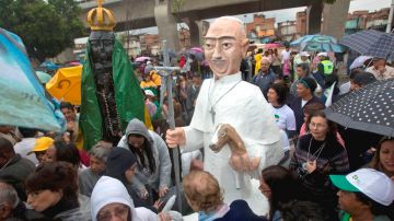 La lluvia no impidió que miles de habitantes de la favela  Varginha acudieran a recibir al Papa Francisco.