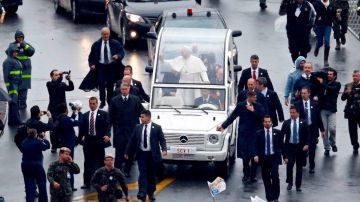 Las autoridades vaticanas y brasileñas aumentaron la seguridad en torno al Papa Francisco para el resto de la visita papal a Río de Janeiro.