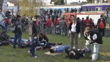 Socorristas atienden a los heridos en el accidente de trenes en Castelar, Argentina, reportado el pasado 14 de junio.