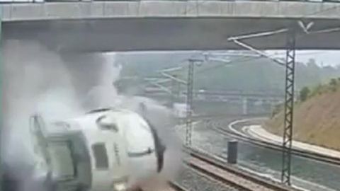 Imagen sacada del video que muestra el tren cuando se descarriló luego de tomar una curva a toda velocidad.