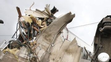 El presidente del gobierno español, Mariano Rajoy (der), visitó, junto al presidente de Galicia, Alberto Núñez Feijóo (izq.), el lugar del accidente en Santiago de Compostela.