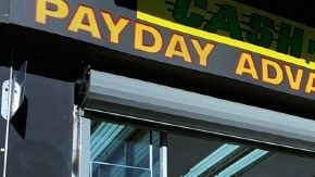 Dinero adelantado al pago,  en LA. Este tipo de préstamo está creciendo ahora por Internet, y es riesgoso para el consumidor.