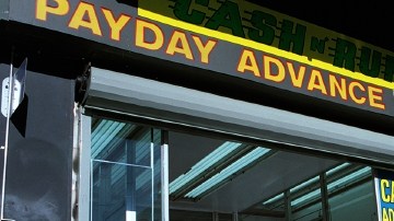 Dinero adelantado al pago,  en LA. Este tipo de préstamo está creciendo ahora por Internet, y es riesgoso para el consumidor.