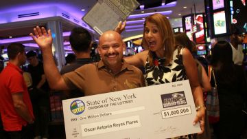 El premiado junto a Yolanda Vega, portavoz de la Lotería de Nueva York.