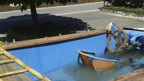 Los ocupantes saltaron del auto para ir al río cuando la policía descubrió la piscina rodante.