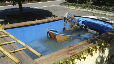 Los ocupantes saltaron del auto para ir al río cuando la policía descubrió la piscina rodante.