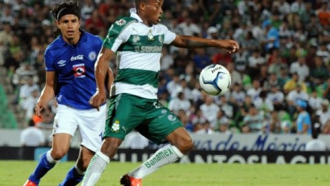 Yair Rentería, del Santos Laguna, intenta fabricar una jugada a la ofensiva