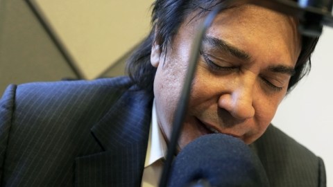 Renán Almendárez Coello, 'El Cucuy', en su estudio de Radio 690 AM.