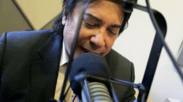 Renán Almendárez Coello, 'El Cucuy', en su estudio de Radio 690 AM.