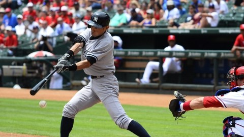Ichiro Suzuki, de los Yanquis, abanica un lanzamiento de Derek Holand durante el partido de ayer frente a Rangers en Arlington, Texas.