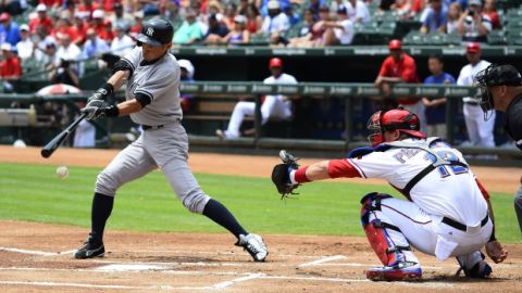 Ichiro Suzuki, de los Yanquis, abanica un lanzamiento de Derek Holand durante el partido de ayer frente a Rangers en Arlington, Texas.