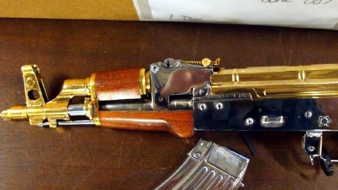 Un fusil de asalto AK-47 bañado en oro,  fue decomisado a dos de los pandilleros detenidos.