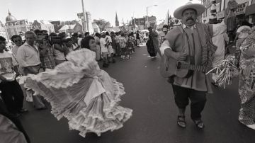 Los bailes típicos fueron una de las principales atracciones de los desfiles peruanos.