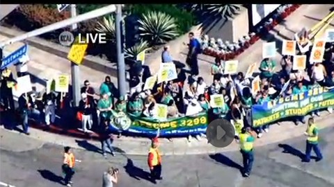 Los trabajadores de UC protestan por la imposición de un contrato que los perjudica, en el cruce de los boulevares los bulevares Wilshire y Westwood, en Los Ángeles