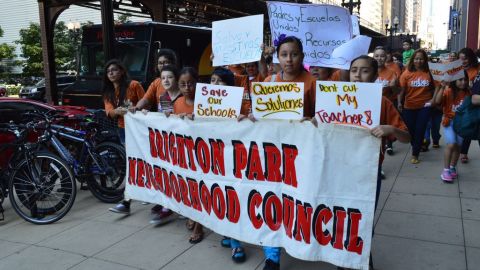 Miembros del Brighton Park Neighborhood Council y de Raise your Hand protestaron contra CPS.