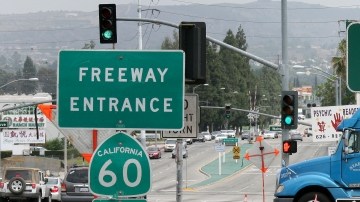 Letreros electrónicos avisan de los trabajos que se están realizando en la autopista 60 del sur de California para que los automovilistas se desvíen.