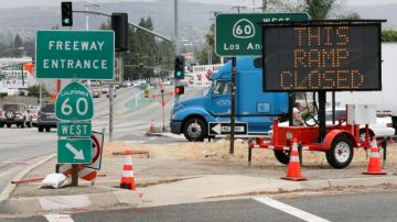 Letreros electrónicos avisan de los trabajos que se están realizando en la autopista 60 del sur de California para que los automovilistas se desvíen.