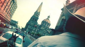 Una postal del centro de Guadalajara, Jalisco —con la famosa Catedral de fondo—, desde una calandria en movimiento por la avenida 16 de Septiembre.