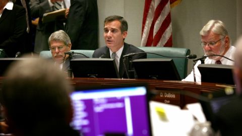 El alcalde de Los Ángeles Eric Garcetti, dice  que su agenda está repleta y que no tiene espacio para una visita oficial.