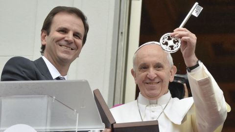 Paes (i) aceptó que la seguridad ha sido de los puntos más débiles.