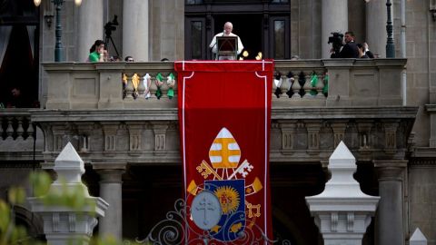El papa rezó desde el balcón del palacio de San Joaquín.