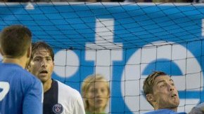 El delantero portugués del Real Madrid, Cristiano Ronaldo, intenta una media chilena