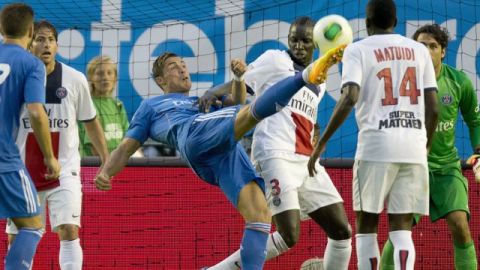 El delantero portugués del Real Madrid, Cristiano Ronaldo, intenta una media chilena