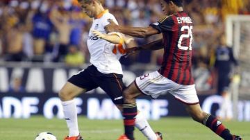 El jugador holandés del Milan, Urby Emanuelson (d), lucha el balón con Fede, del Valencia CF