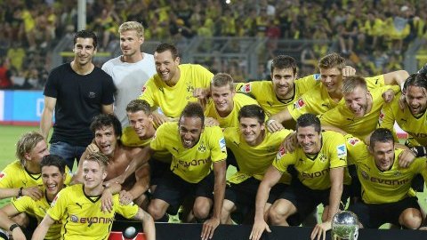 Los jugadores del Borussia Dortmund posan para la foto con el trofeo, tras haber conquistado la Supercopa de Alemania