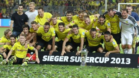 Los jugadores del Borussia Dortmund posan para la foto con el trofeo, tras haber conquistado la Supercopa de Alemania