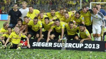 Los jugadores del Borussia Dortmund posan para la foto con el trofeo, tras haber conquistado la Supercopa de Alemania