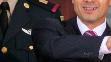 Enrique Peña Nieto presume la camiseta de los Xolos.