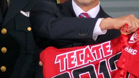 Enrique Peña Nieto presume la camiseta de los Xolos.