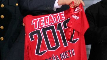 Enrique Peña Nieto presume la camiseta de los Xolos.