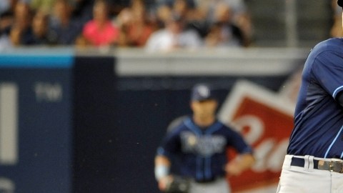 Ben Zobrist  lanza a la inicial para completar una jugada de doble matanza sobre los Yanquis de Nueva York.