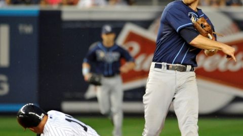 Ben Zobrist lanza a la inicial para completar una jugada de doble matanza sobre los Yanquis de Nueva York.