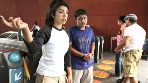 La estudiante de secundaria Lydia Pascale (izq) dice que es hostigada por agentes de Metro que le piden la tarjeta Tap.