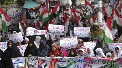 Mujeres musulmanas  en protesta en Pakistán contra ataque con misiles del Ejército sirio a santuario sagrado de Sayyida Zainab, ayer.