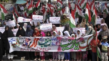 Mujeres musulmanas  en protesta en Pakistán contra ataque con misiles del Ejército sirio a santuario sagrado de Sayyida Zainab, ayer.
