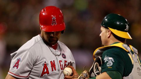 Pujols fue puesto 'out'.