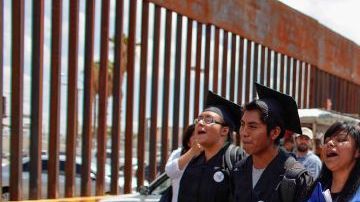 Los "Dreamers" vistiendo toga y birrete momentos antes de ser detenidos en la frontera, el 22 de junio pasado.