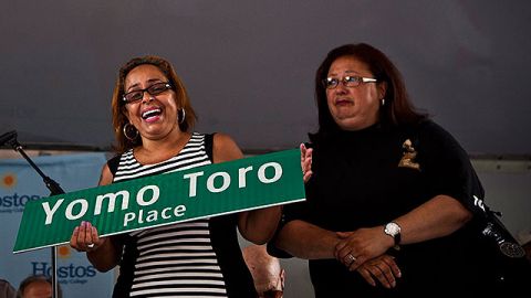 Su hija y cientos de fanáticos asistieron a la puesta de la placa en El Bronx.