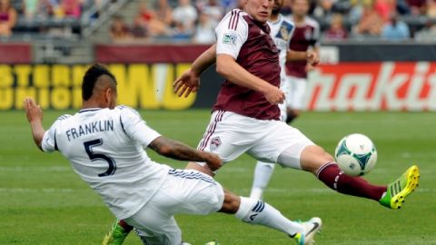 Dillon Powers soporta la barrida del defensor del Galaxy,  Sean Franklin, para controlar el balón y anotar su gol en el juego de ayer.