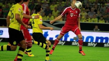 Libre de marca, Arjen Robben (der.), remata con golpe de cabeza para anotar el segundo gol del Bayern en su derrota ante el Dortmund.
