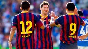 Jonathan dos Santos (12) y Alexis Sánchez (9)  celebran con Lionel Messi el tercer gol del Barcelona en su partido de ayer en Noruega.