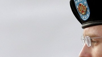 El soldado Bradley Manning, cuando era escoltado a un vehículo de seguridad fuera de la corte, en Fort Meade.