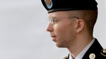 El soldado Bradley Manning, cuando era escoltado a un vehículo de seguridad fuera de la corte, en Fort Meade.