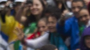 El papa Francisco besa a una niña a su llegada ayer a la catedral de Río de Janeiro donde oficiaría una misa.